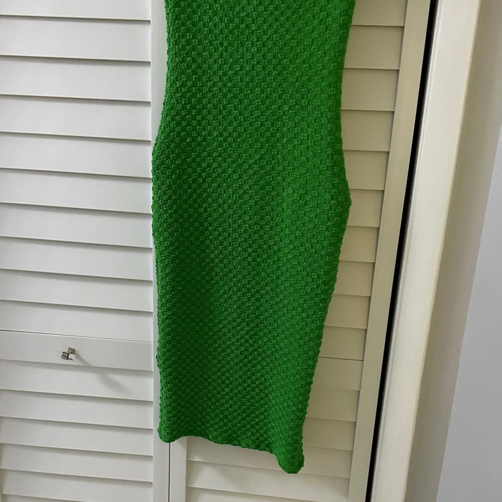 Elegant Green Knit Midi Dress - Picture 2 of 3